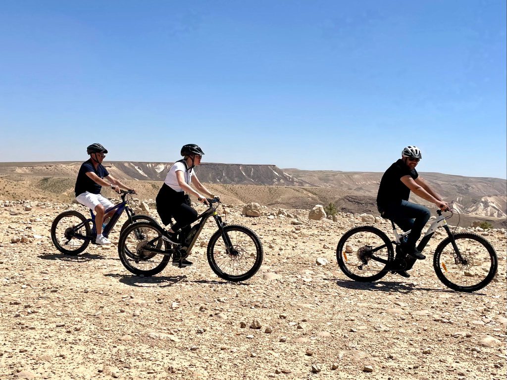 טיולי אופניים חשמליים במדבר